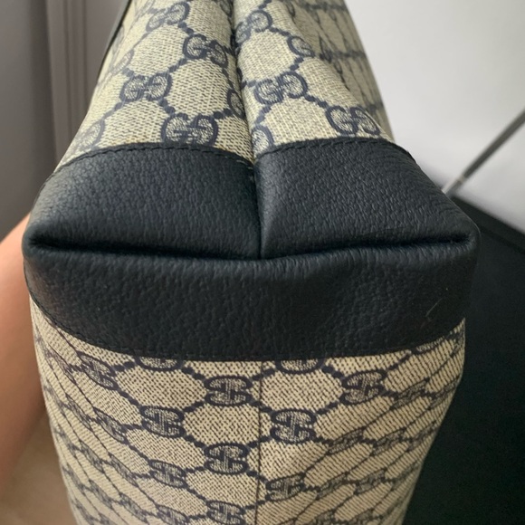 (61) GUCCI 80s Navy Large Tote - Picture 11 of 12
